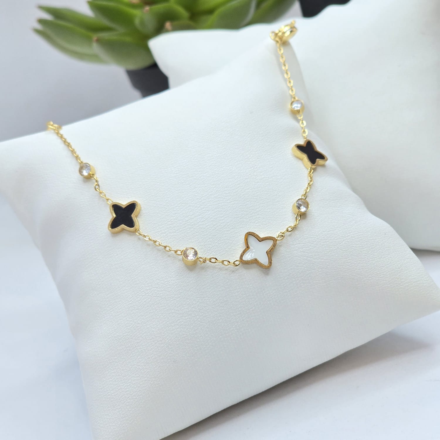 Hypoallergenic bracelet