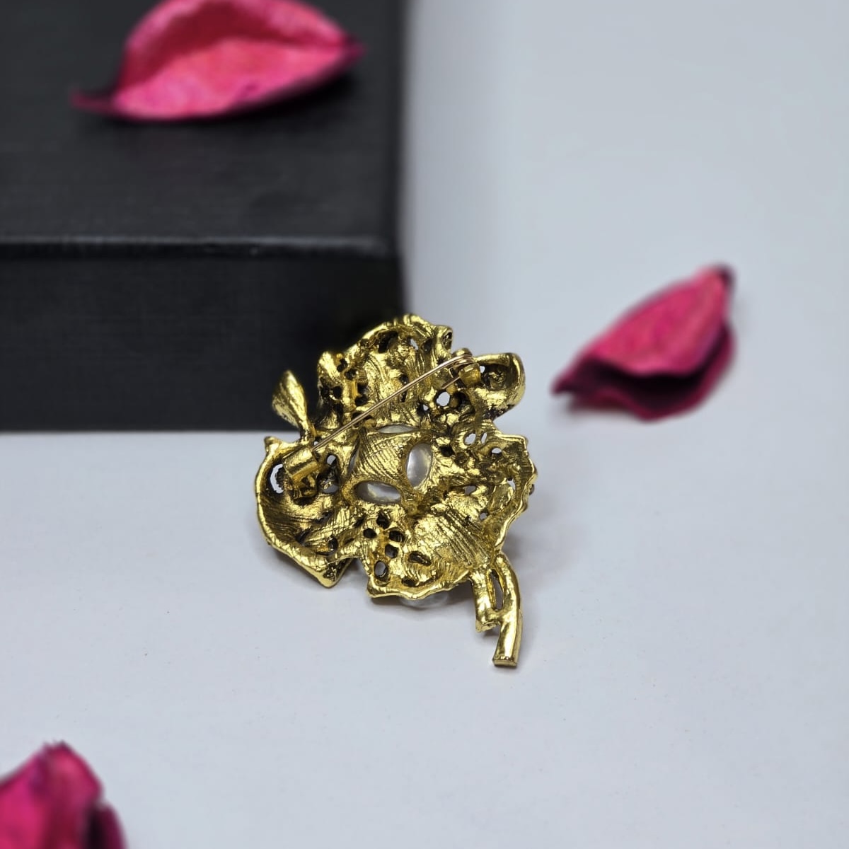 Brooch 201