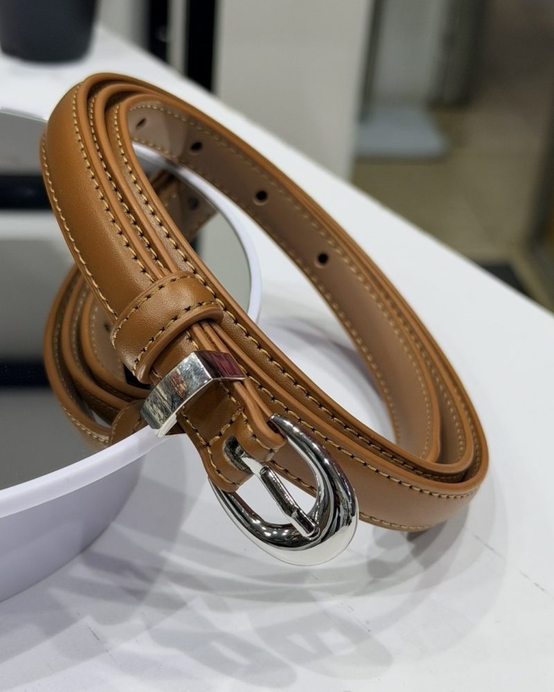 Woman wearing a slim brown belt